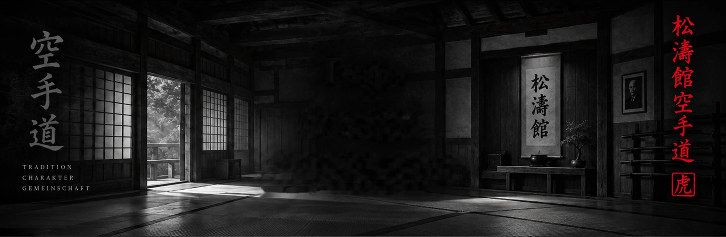 Symbolische Schwarz-Weiß-Illustration eines traditionellen japanischen Dojos: Holz, Tatami, Shoji-Fenster und seitliche Kalligrafie. Kein Foto der tatsächlichen Vereinsräume.